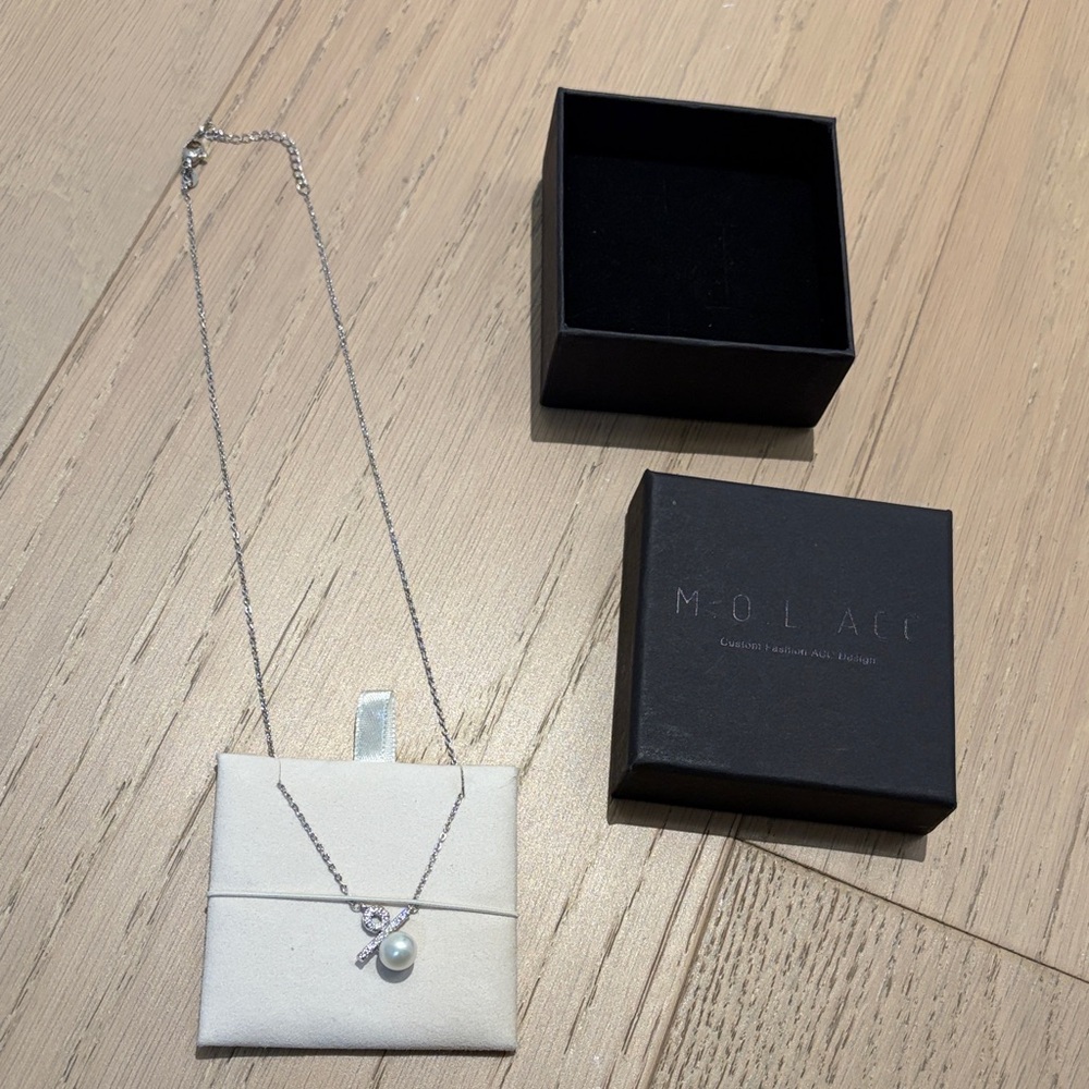 Elegant Silver Necklace with Pearl Pendant